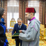 جلالة الملك يستقبل المتسلقة المغربية نوال صفنضلة ويوشحها جلالته بوسام المكافأة الوطنية من درجة ضابط
